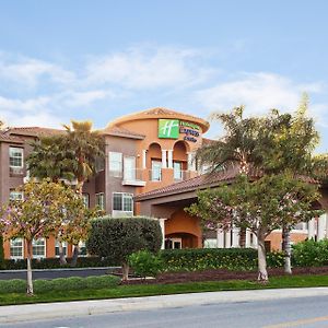 Holiday Inn Express & Suites Corona, An Ihg Hotel